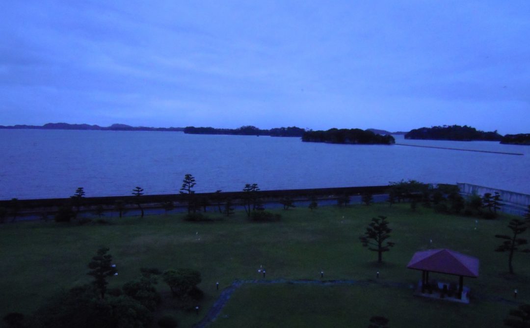 夜明け前のパレス松洲客室からの松島