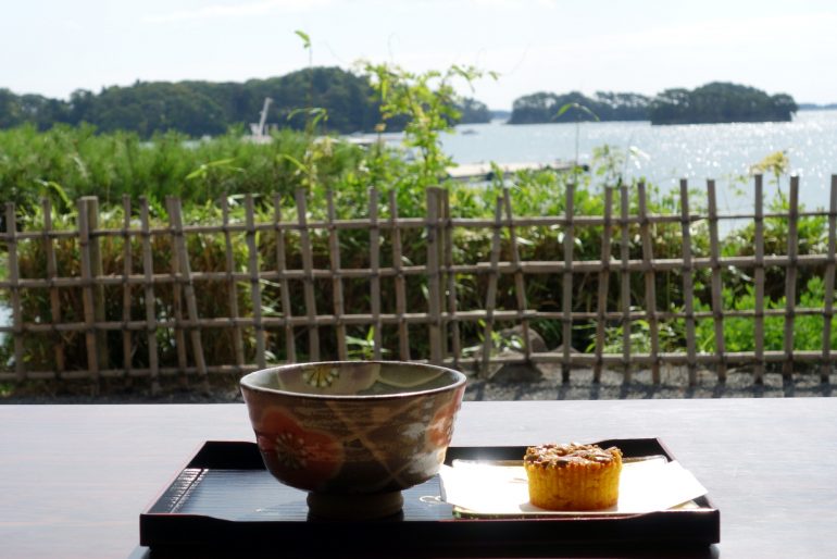 お茶のセット越しに松島を見る