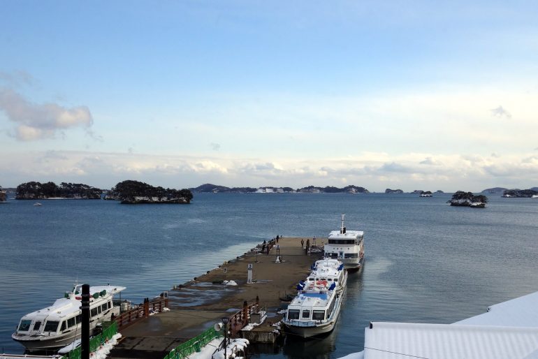遊覧船乗り場からの島々