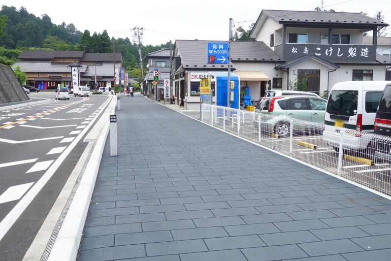 松島直秀こけし 店舗前の歩道・車道