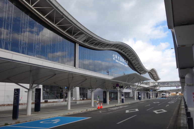 仙台空港正面