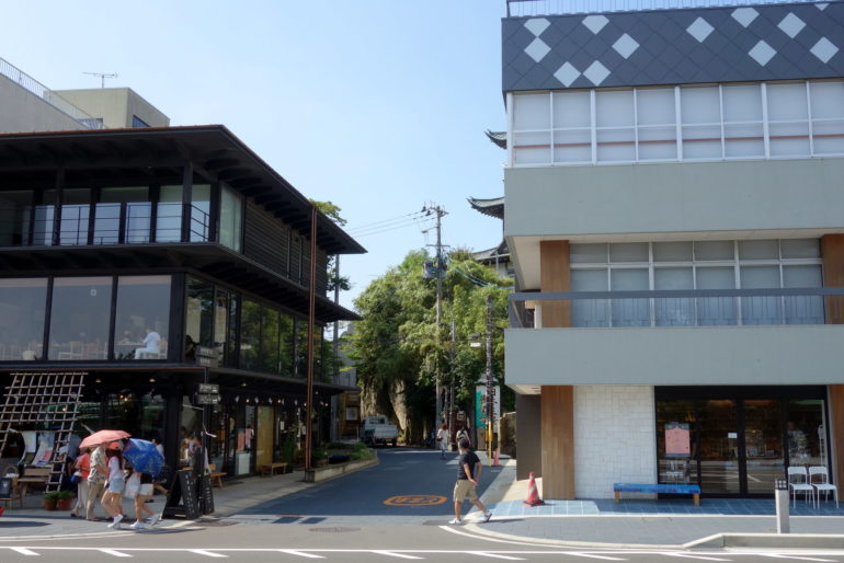 松華堂菓子店わきの小径