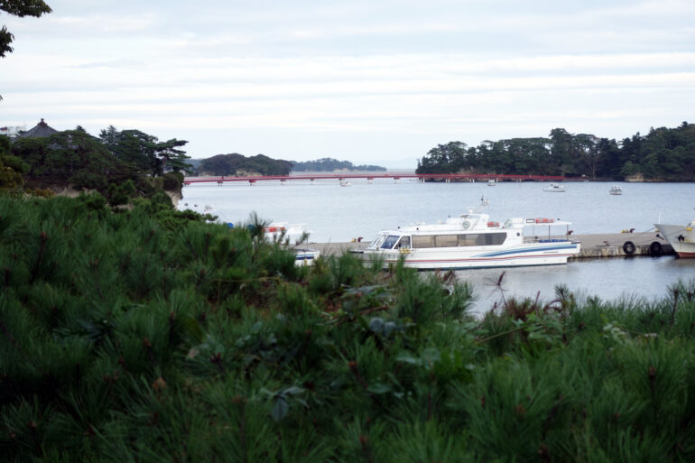 観瀾亭から見た五大堂と福浦島